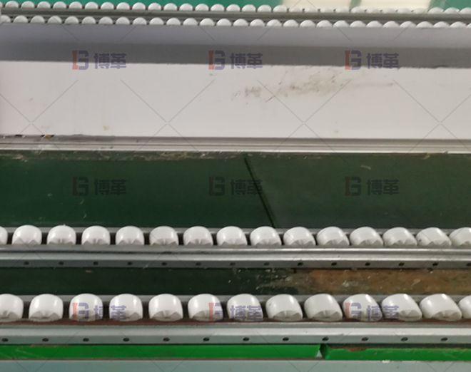 電子制造一般體積較小，使用精益管搭建貨架和無動力滑動部件，節約成本，提高效率。